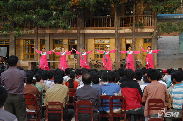 机电学院学生文化“三下乡”艺术团正在表演朝鲜舞蹈。